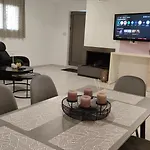 Apartment Michelle Patrasso - Quiet & Comfortable In With Free Parking *