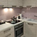 Apartment Michelle Patrasso - Quiet & Comfortable In With Free Parking