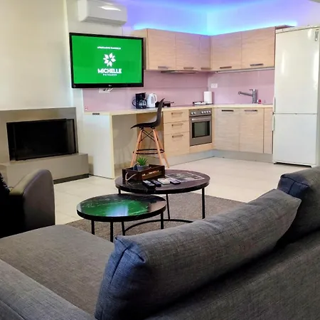 Michelle Patrasso - Quiet & Comfortable In With Free Parking 아파트 파트라