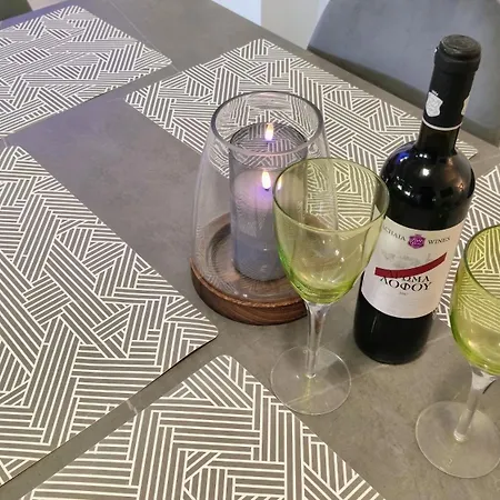 Michelle Patrasso - Quiet & Comfortable In With Free Parking Apartament *