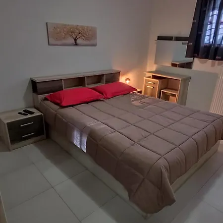 Michelle Patrasso - Quiet & Comfortable In With Free Parking Patras