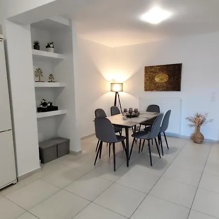 Michelle Patrasso - Quiet & Comfortable In With Free Parking *