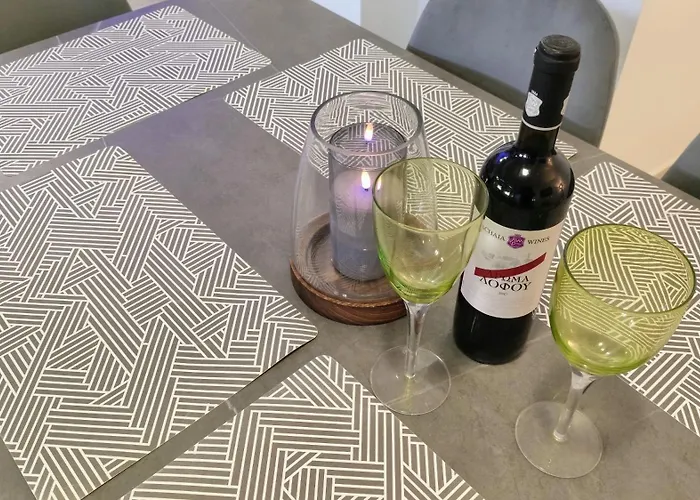 Michelle Patrasso - Quiet & Comfortable In With Free Parking Apartamento *