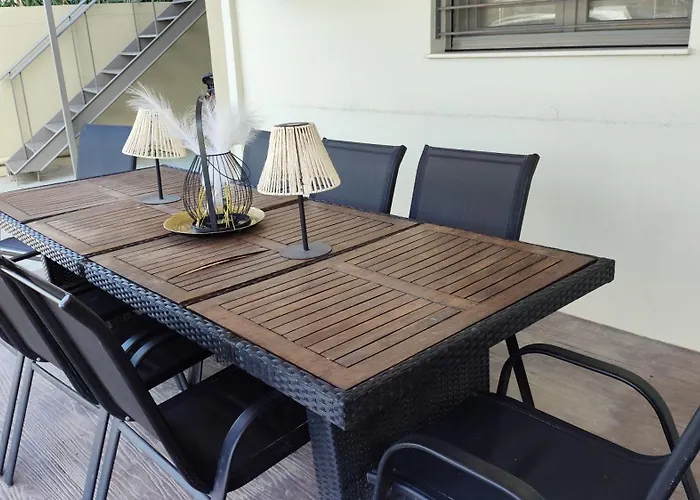 Michelle Patrasso - Quiet & Comfortable In With Free Parking Apartamento *