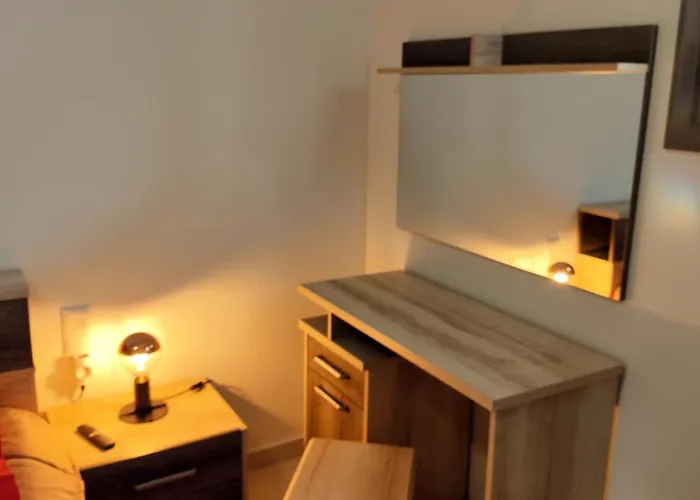 Michelle Patrasso - Quiet & Comfortable In With Free Parking *