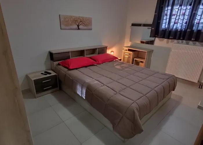 Michelle Patrasso - Quiet & Comfortable In With Free Parking Patras