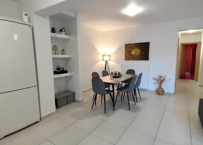 Michelle Patrasso - Quiet & Comfortable In With Free Parking *